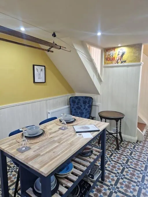 Unique Cardiff Centre Couples Retreat, 1 Bed Maisonette