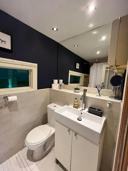 Unique Cardiff Centre Couples Retreat, 1 Bed Maisonette 0*,  영국