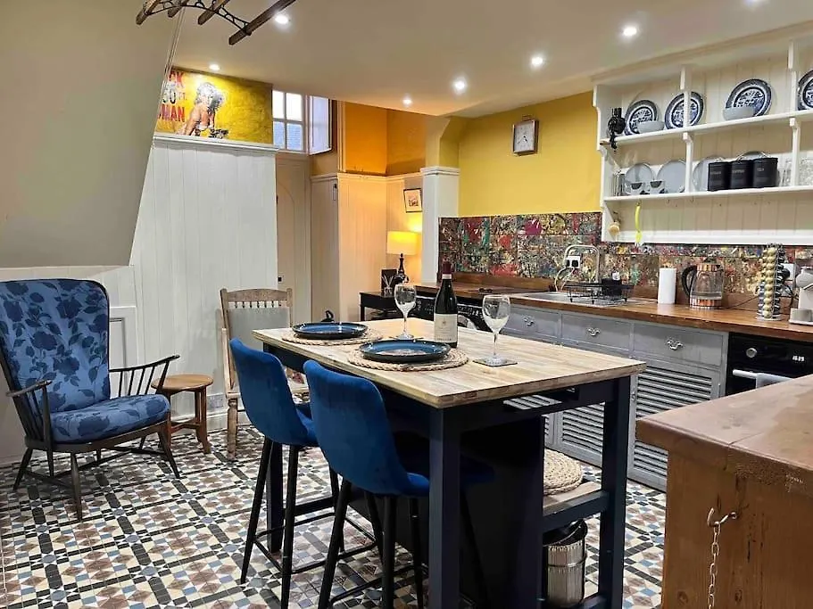 Unique Cardiff Centre Couples Retreat, 1 Bed Maisonette